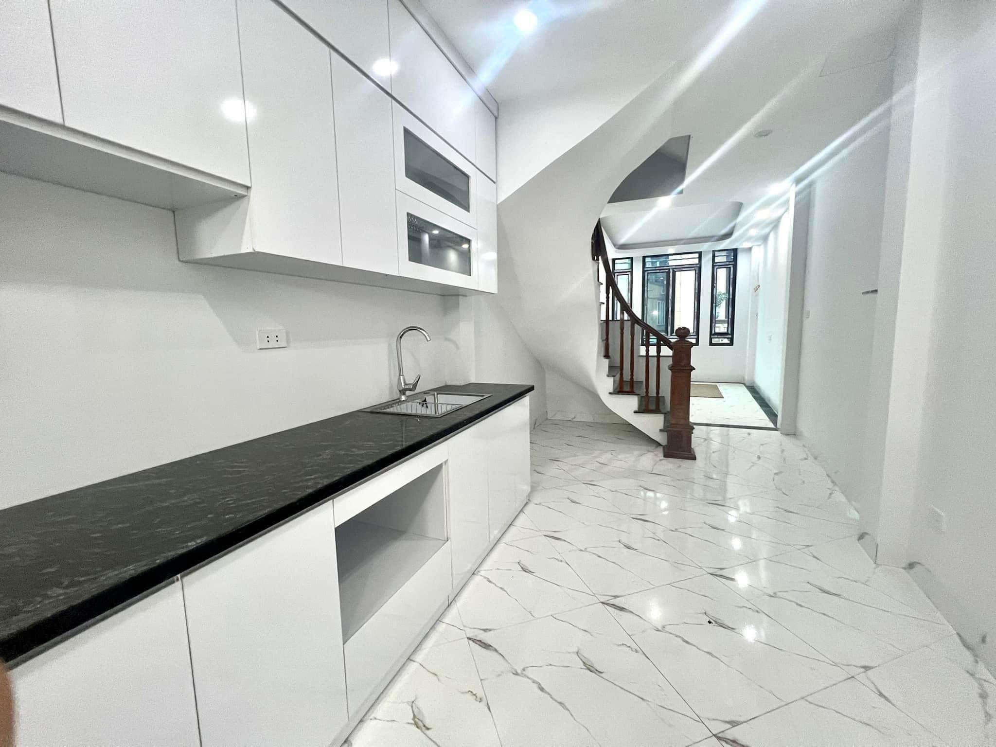 BÁN NHÀ MẶT PHỐ TAM TRINH, YÊN SỞ - 39M x 5T - Ô TÔ KINH DOANH - Ở LUÔN - GIÁ 4.5 TỶ.