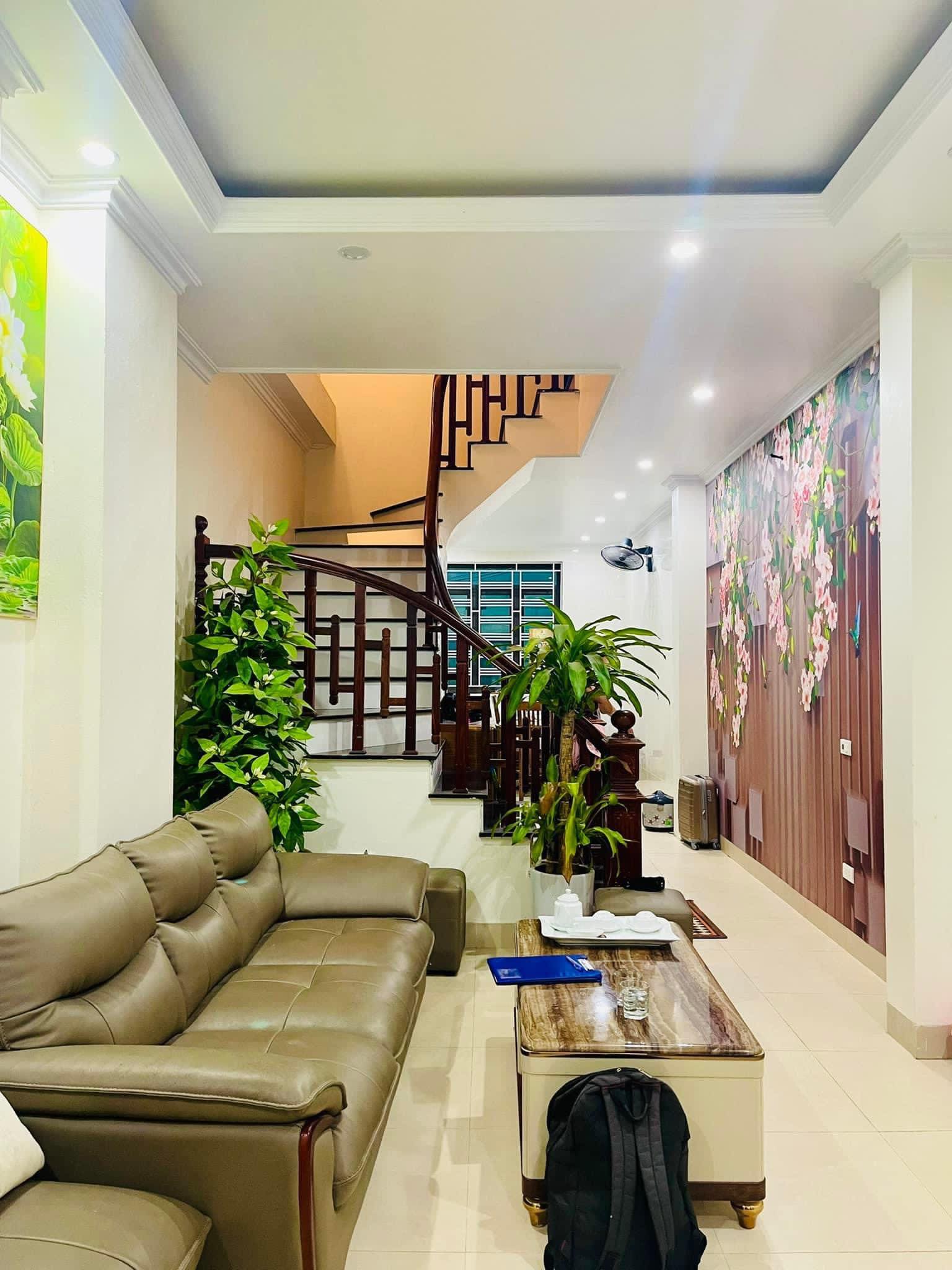 Mặt ngõ Lạc Long Quân, thẳng tắp, 30m ra phố, dân xây ở ngay, kinh doanh tốt.