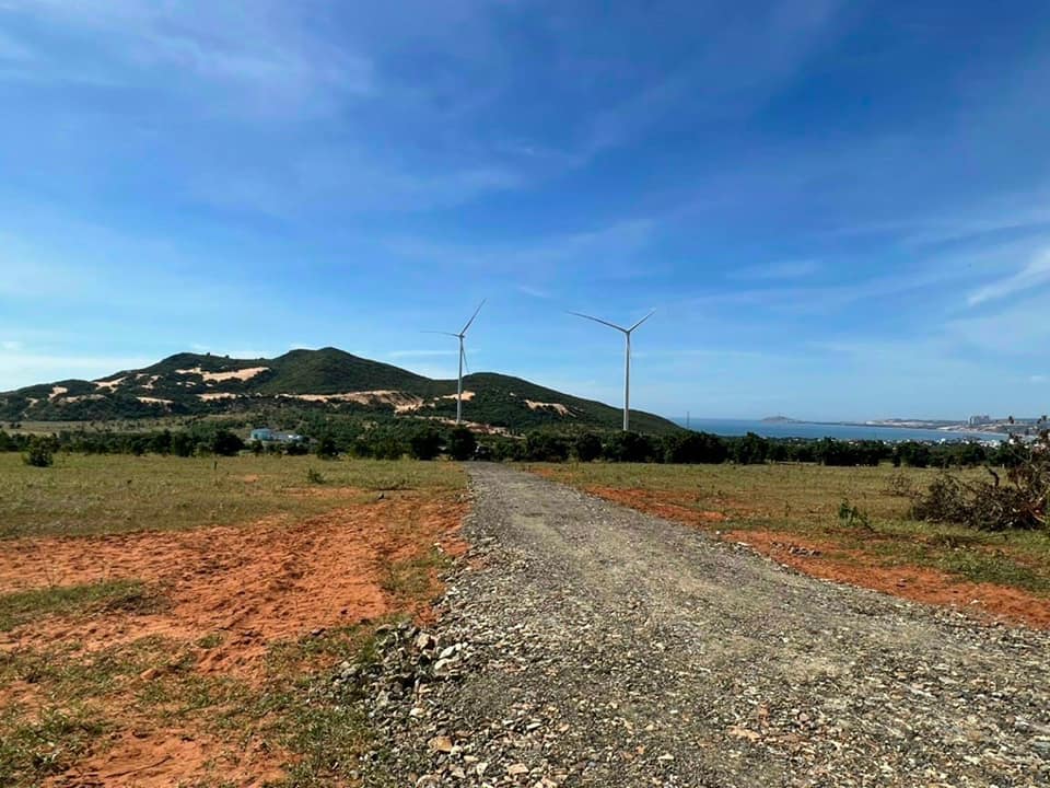 Hơn 4sào3 Đồi cao View TỨ HƯỚNG thuộc Hòa Thắng - Đường sỏi trước đất - Gía tốt.