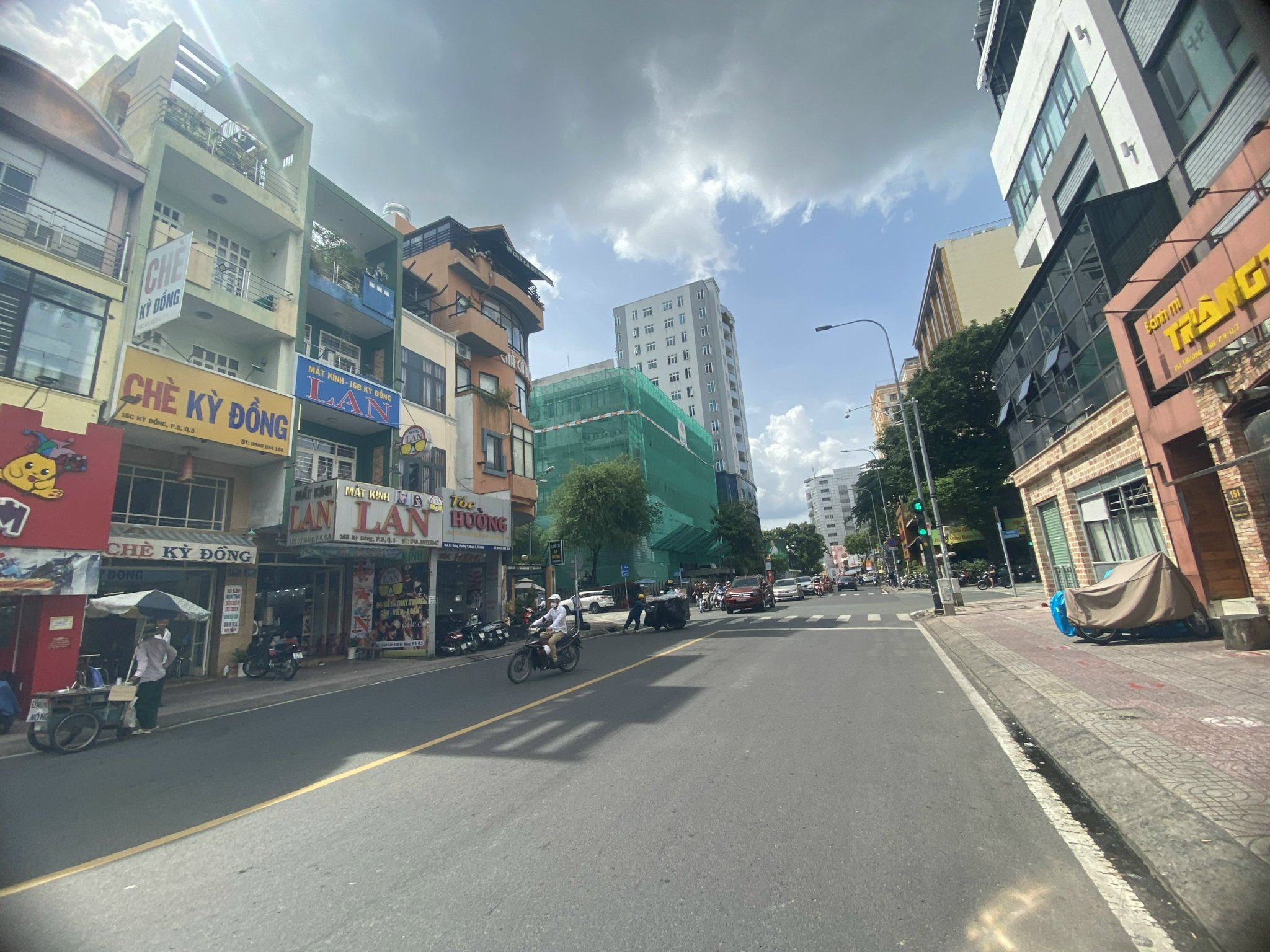 Bán nhà 4 Tầng MT đường cạnh Lê Văn Việt, P.Tân Phú TP. Thủ Đức DT 200m2, 23 tỷ