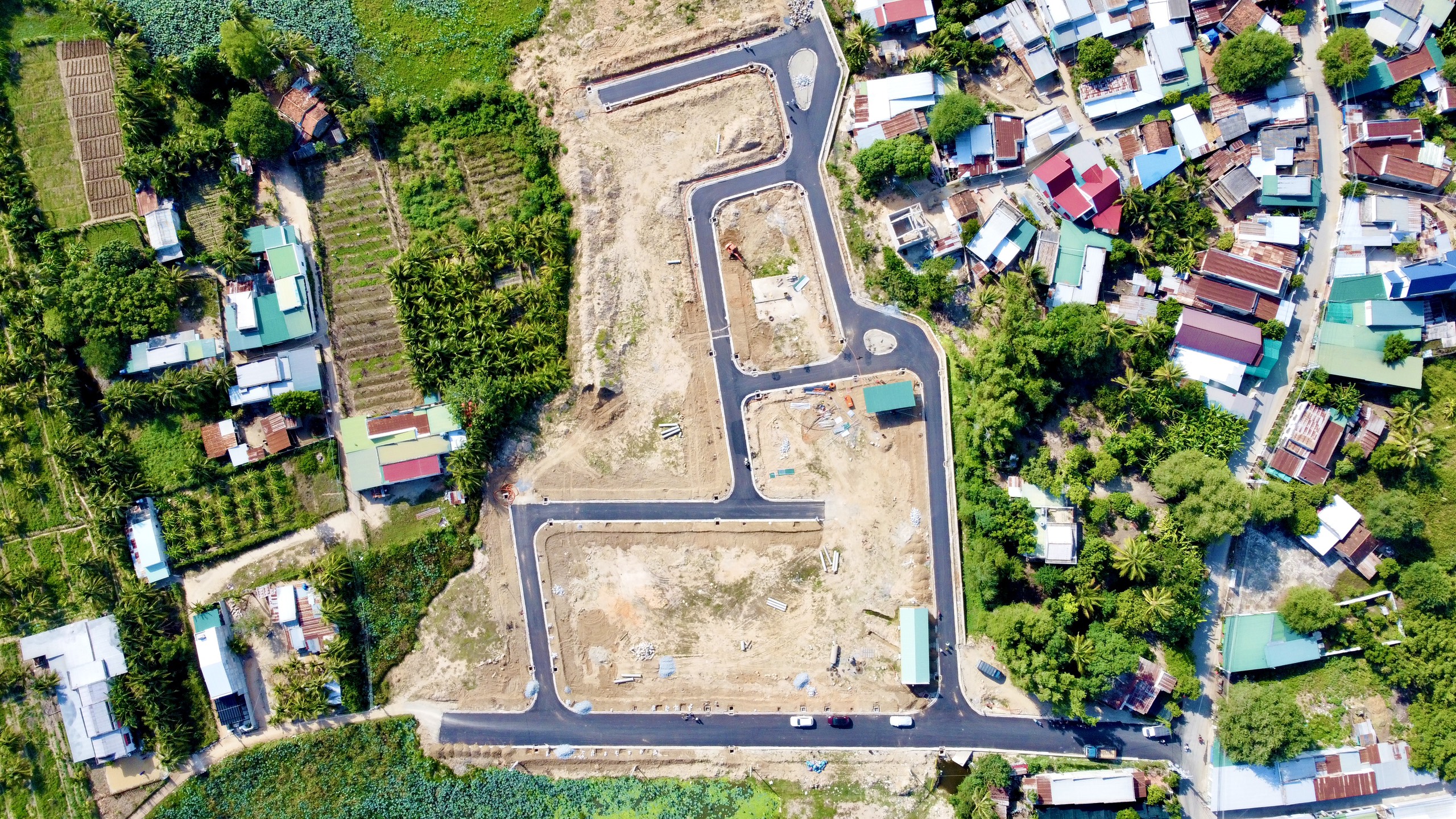 Cần bán gấp lô đất gần nhà thờ Tân Hội đầu đường Thống Nhất Tp. Phan Rang giá chỉ 989tr cho 100m2 full thổ cư đã ép cọc.