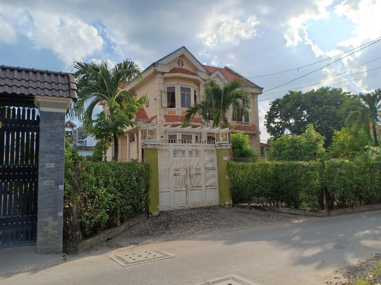 Cần bán gấp nhà HXH, Quốc lộ 13, lô góc, ngang 6m, 102m2, 4 tầng, giá chỉ hơn 10 tỷ.