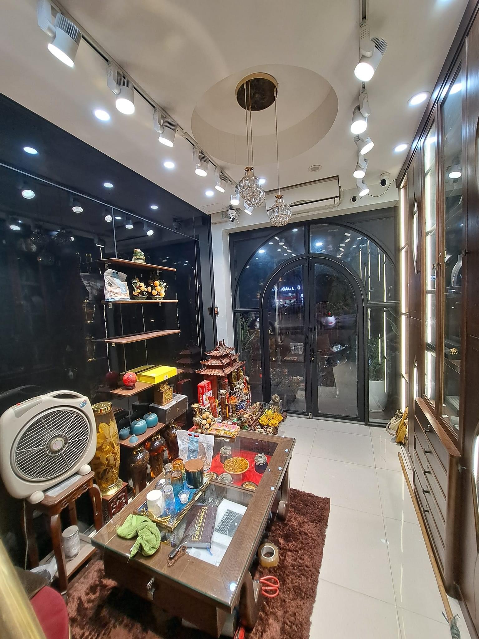 BÁN NHÀ MẶT PHỐ LÊ DUẨN QUẬN HAI BÀ TRƯNG - 20M 5 TẦNG MT 3M - NHỈNH 5 TỶ VỈA HÈ RỘNG KINH DOANH ĐỈNH NHÀ ĐẸP.