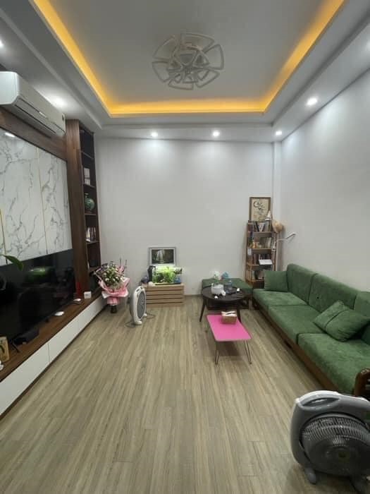 Chính chủ Bán nhà Đê La Thành, Đống Đa, 30m2, 3 tầng, MT4m, giá 2.85 tỷ.