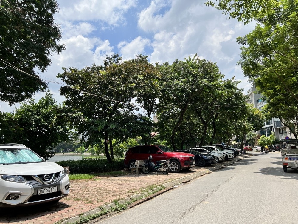 Bán gấp nhà 2 tầng Hồ Ba Mẫu, Đống Đa, 75m2, mặt tiền 10m, giá 5.2 tỷ.