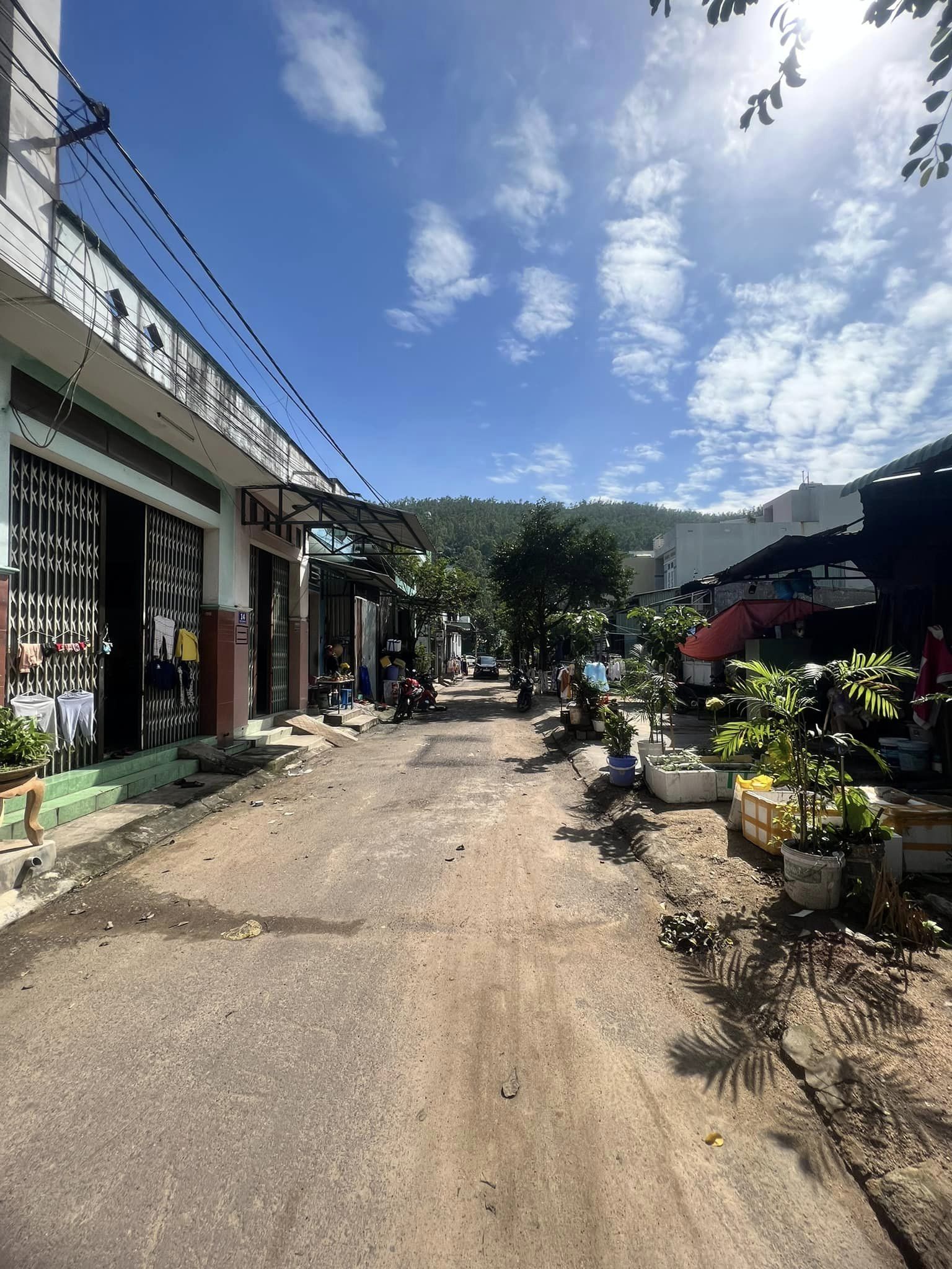 Bán Nhà MT Đường Bùi Điền P.Ghềnh Ráng Quy Nhơn , 47m2 , Cấp 4 , Giá 2 Tỷ 200Tr