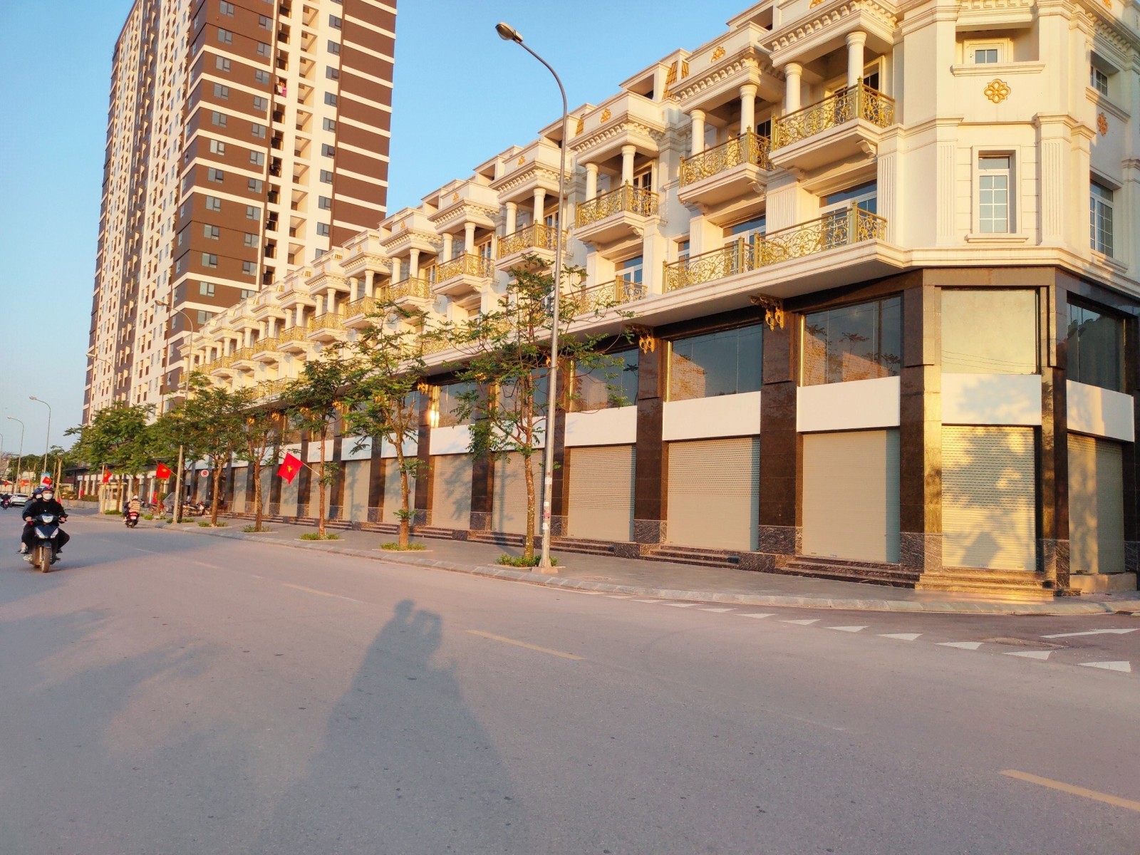 Bán nhà mặt phố Nam Đuống, Dt 80m, nhà 5 tầng giá hơn 10 tỷ.