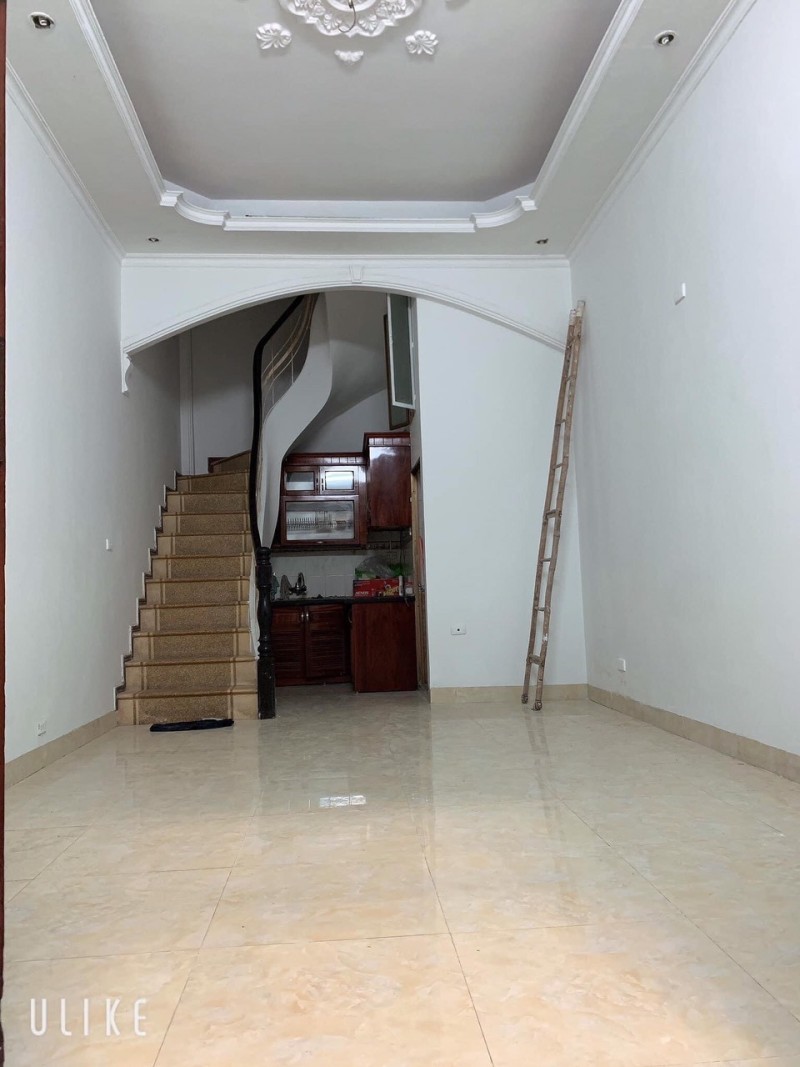 Bán nhà lô góc Cát Linh 40m2 x 4 tầng, gần phố, ngõ nông, chỉ 5 tỷ, 3 bước ra ga Cát Linh