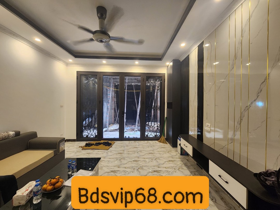 Cần bán nhà đẹp gần phố Cự Lộc, 5 tầng, 30m2 mặt tiền 4.1m giá 4.25 tỷ.