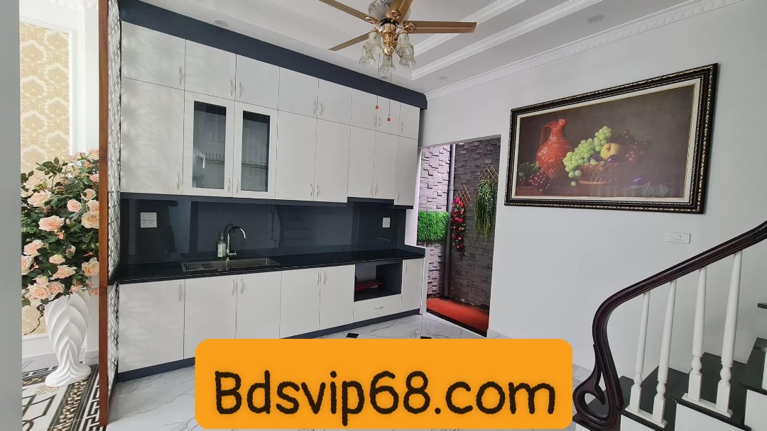 Bán nhà thuộc đường Giáp Nhất, ô tô đỗ cửa, lô góc 60 m2, 5 tầng có THANG MÁY giá 10.6 tỷ.