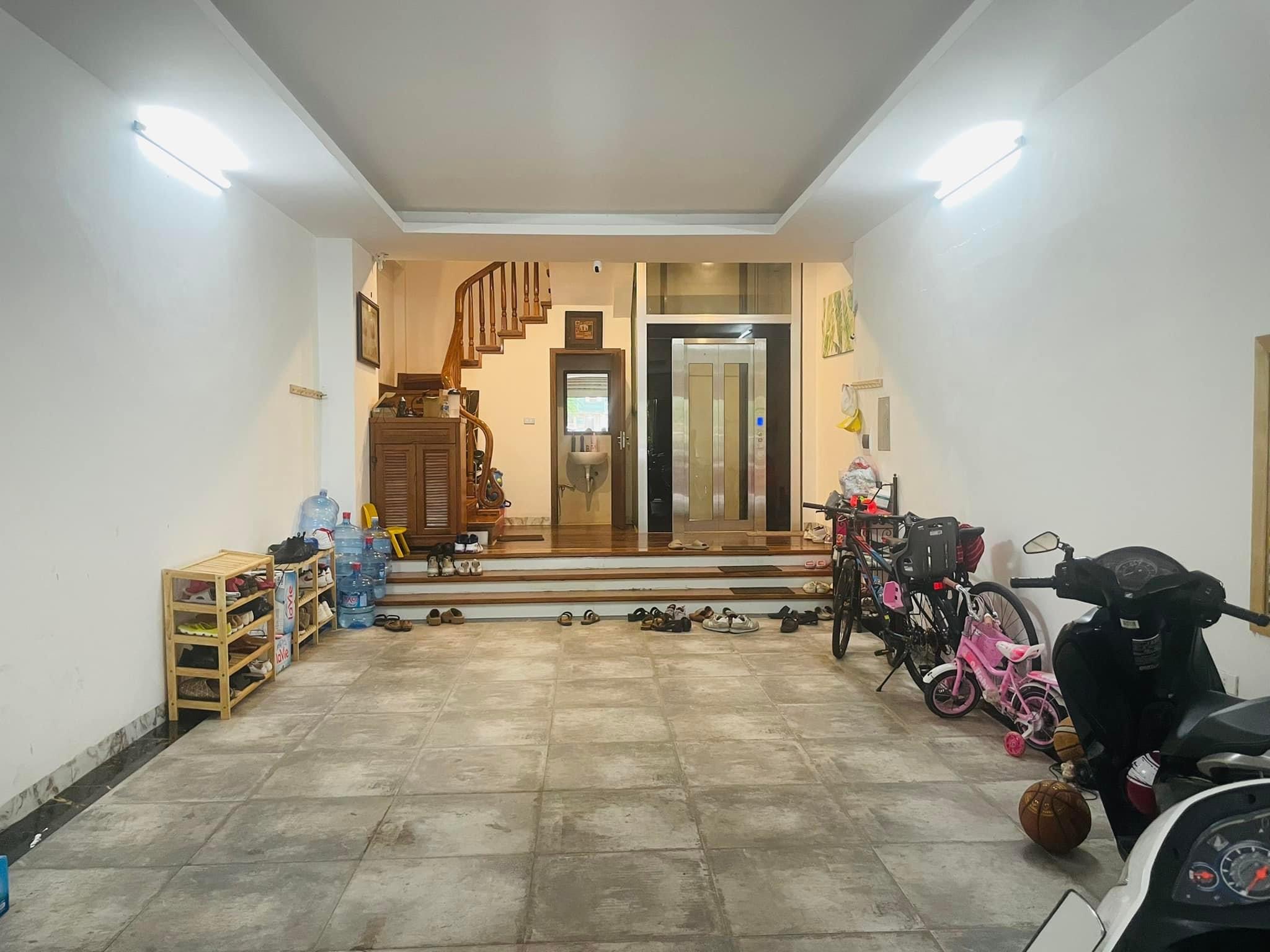 BÁN NHÀ PHÂN LÔ QUẬN CẦU GIẤY, THANG MÁY, NỘI THẤT XỊN, VỈA HÈ, Ô TÔ TRÁNH, KINH DOANH ĐỈNH