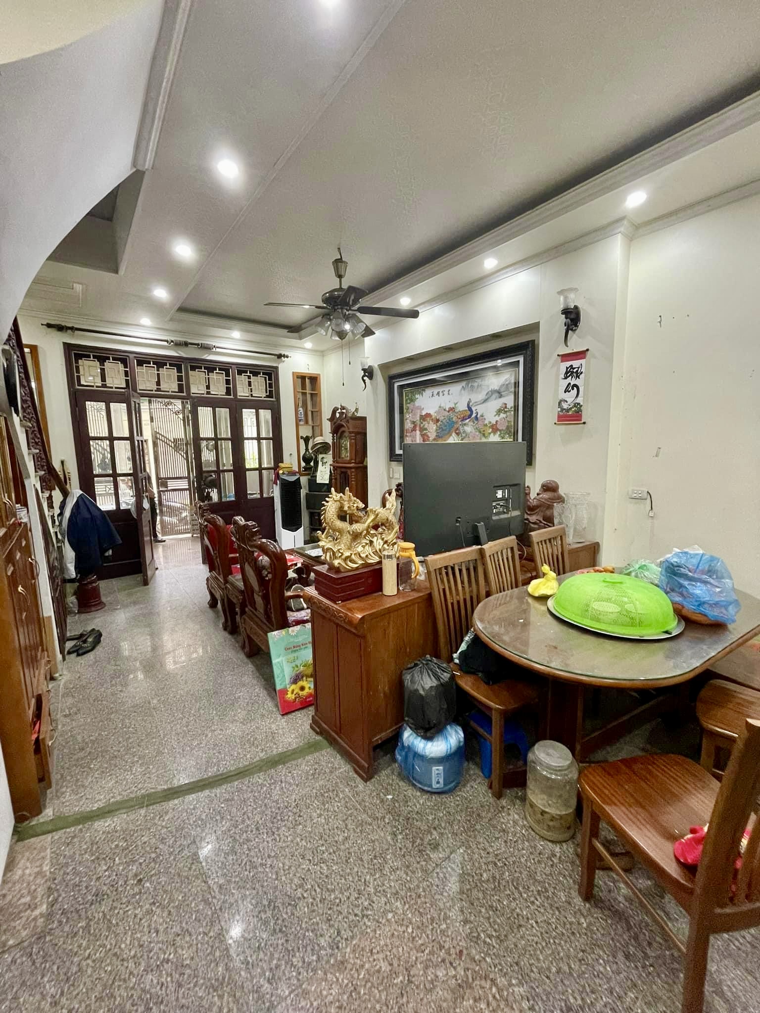 Bán nhà Lô góc dân xây quận Long Biên, 4 chỗ đỗ cửa, Hơn 3 tỷ