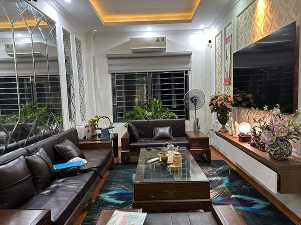 BÁN NHÀ ĐẸP CẦU GIẤY, Ở NGAY, HÀNG XÓM QUẬN ỦY, GẦN ÔTÔ, FULL NỘI THẤT 45M2 CHỈ NHỈNH 5TỶ.