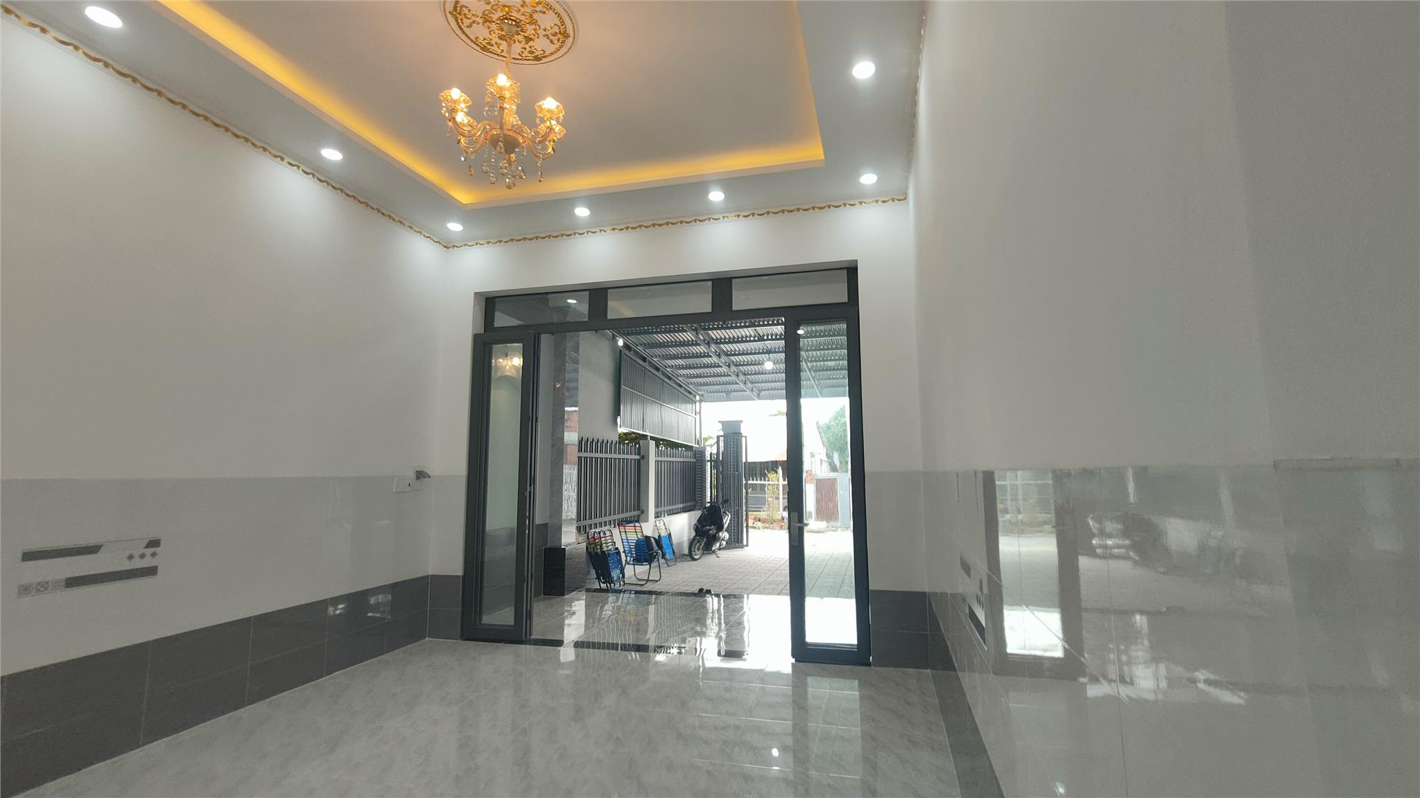 Bán nhà tặng máy lạnh, gần trung tâm Tây Ninh