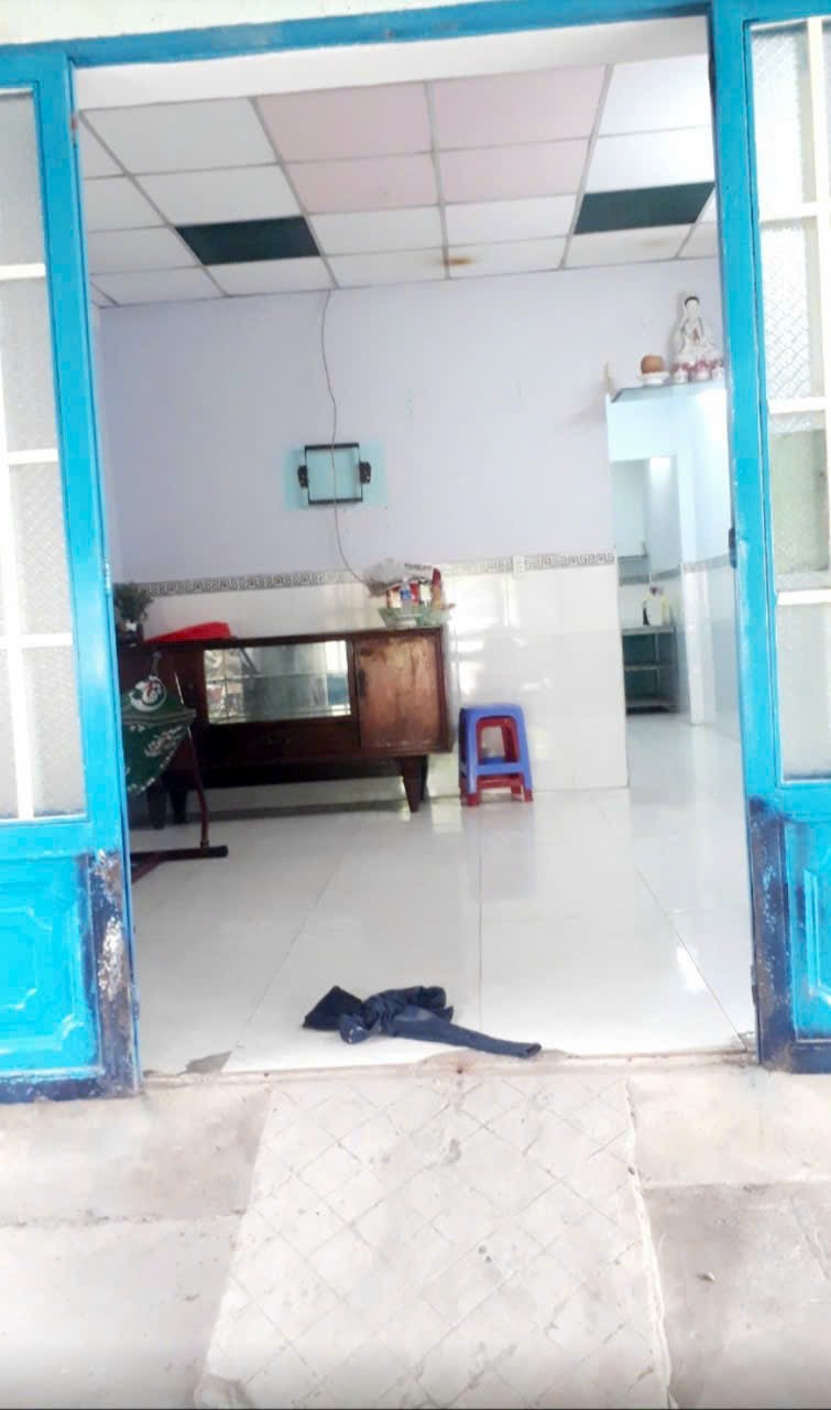 Nhà Bán Vĩnh Lộc A, đường Kinh Trung Ương vào, hẻm xe hơi Nhà 4x10, cấp 4, 1pk, 1pn, bếp, 1wc khách thiện chí chốt nhanh bán giá 590tr ).