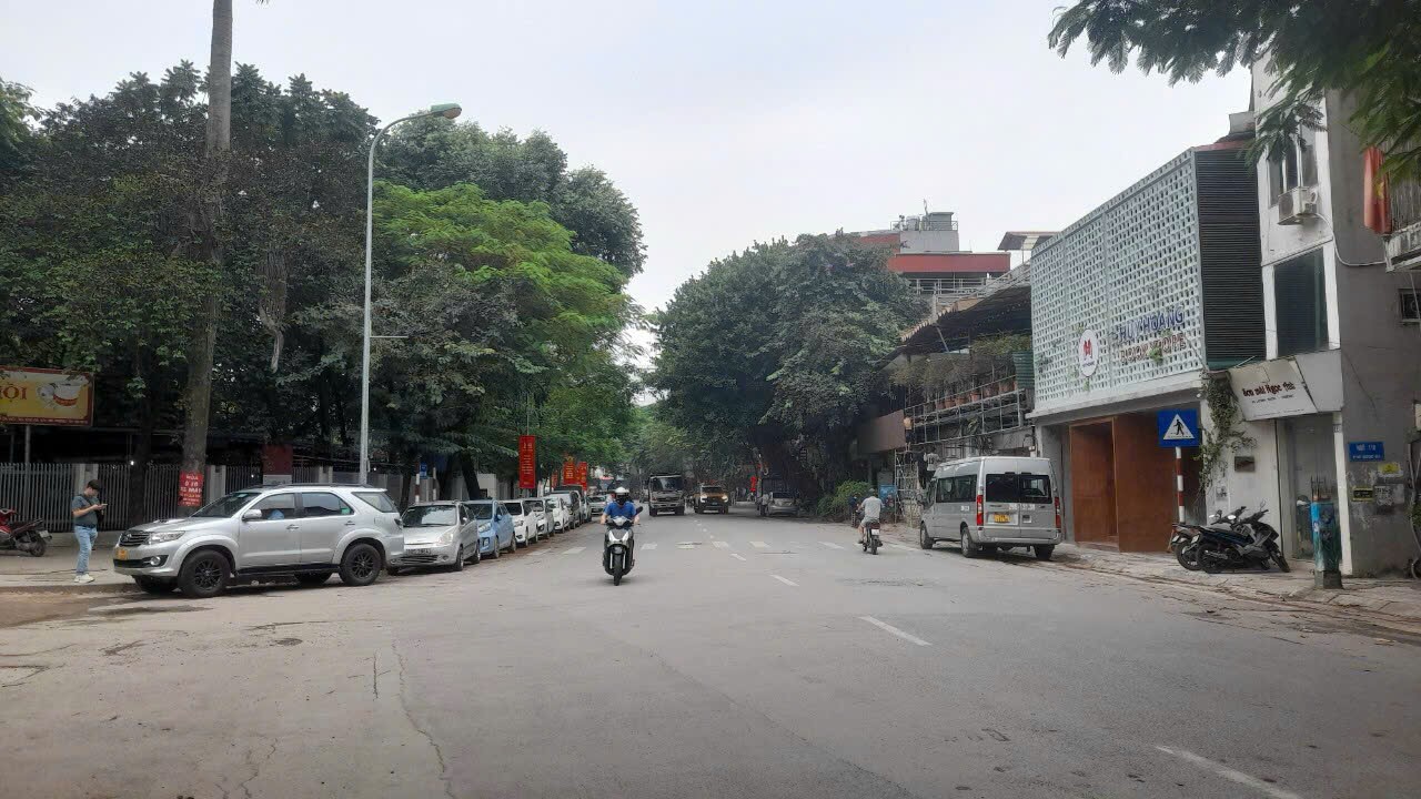 Bán đất mặt phố Ngọc Hà, Ba Đình 100m, mặt tiền 6,3m. Giá 220 tr/m