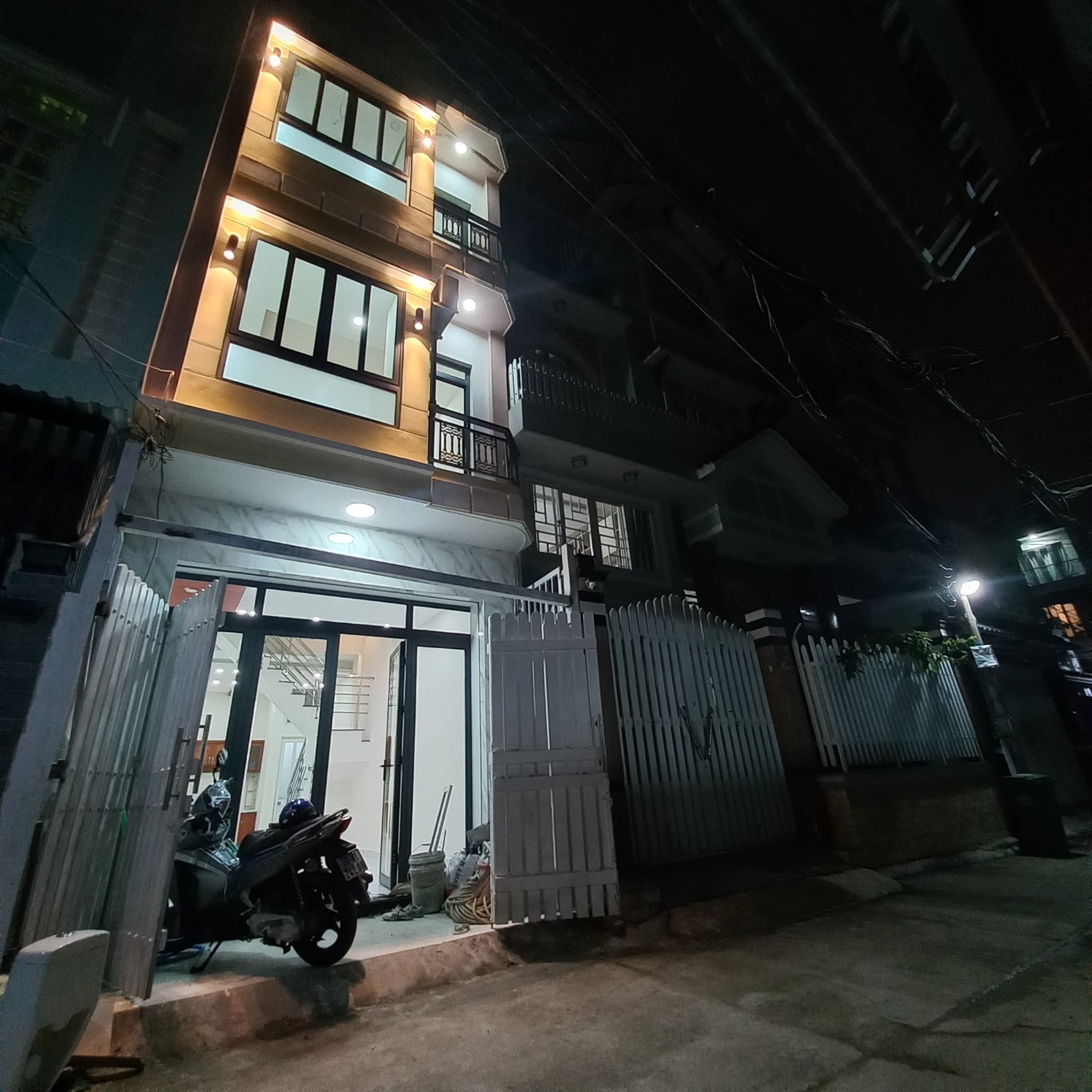 NHÀ SÀI GÒN RẺ, RỘNG, ĐẸP Quận 7 - Nhà còn mới 4 Tầng 190M2, Ngang chuẩn 4m - Xe hơi đỗ cửa.