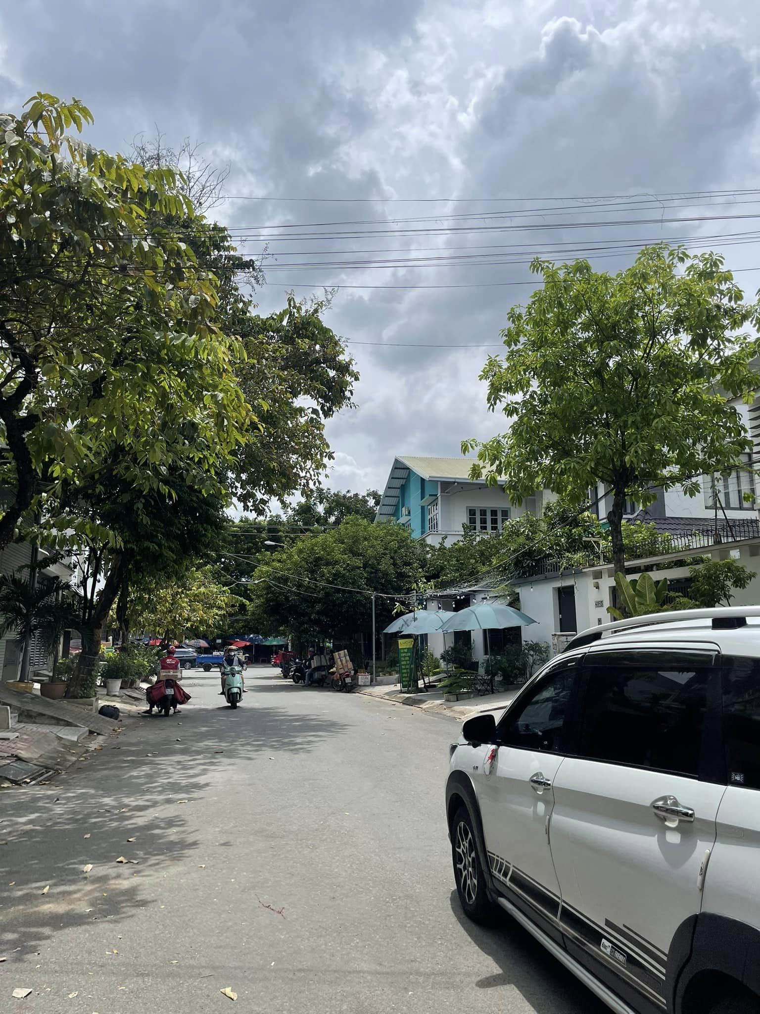 NHÀ HẺM 10M-ĐẶNG THÙY TRÂM - LÔ GÓC 2MT KINH DOANH - VỈA HÈ 2 BÊN- CHÍNH CHỦ BÁN VỀ HÀ NỘI- 4 TẦNG- 5X 20-GIÁ 17 TỶ.