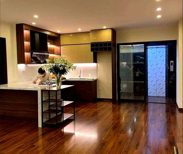 Căn nhà cần bán được trang bị thang máy hiện đại ban-can-nha-so-30-ngo-554-nguyen-van-cu-54m2-4