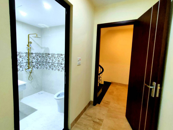 Nhà mới xây được trang bị nội thất đầy đủ, chất lượng tốt ban-can-nha-so-39-ngach-5-ngo-67-nguyen-van-cu-4