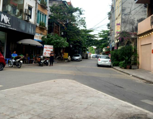 Hình ảnh đường vào nhà ngõ 451 Nguyễn Văn Cừ ban-can-nha-so-5-ngo-451-nguyen-van-cu-2