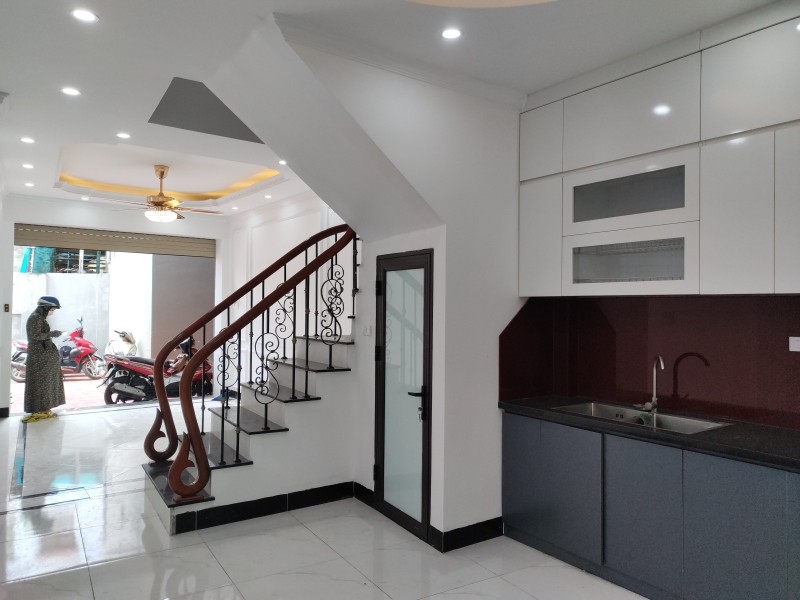 Bán nhà Chùa Bộc 30m2 4 tầng, ngõ to oto tránh, cách oto 10m, nhà đẹp ở luôn, 4.5 tỷ.