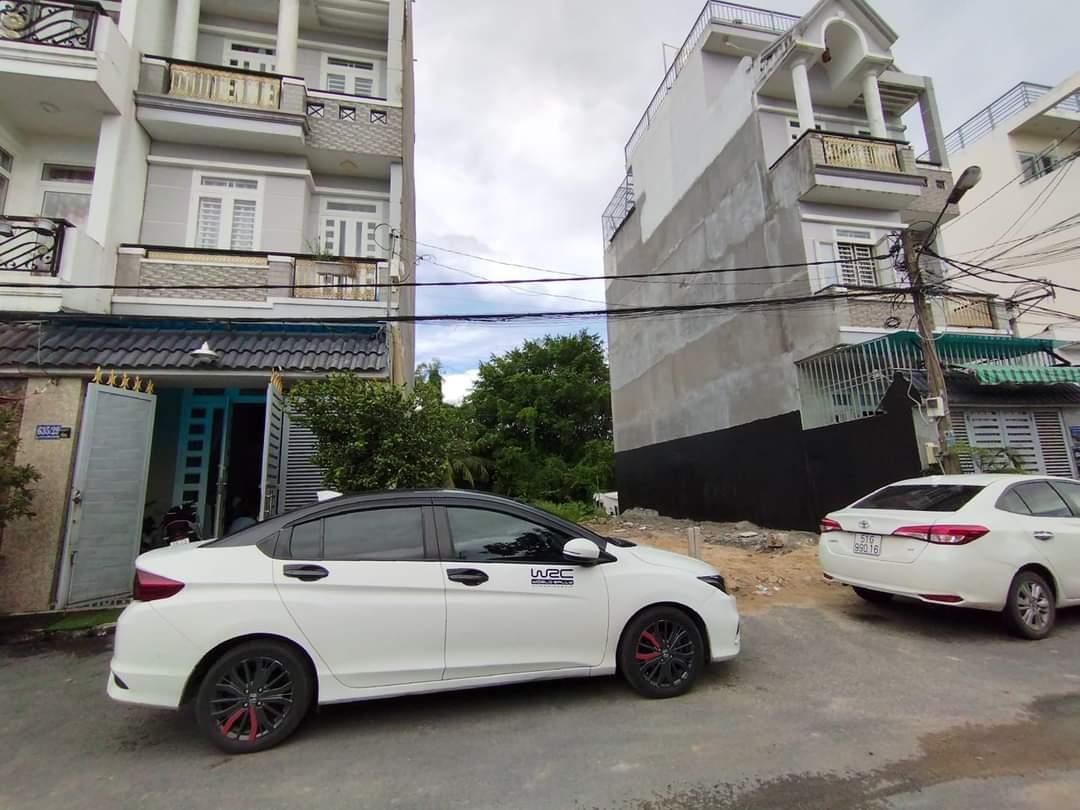 Nhà phố đẹp ở ngay, hẻm nhựa 9m 150m ngang 10 m x 15 m Hiệp Bình Phước.
