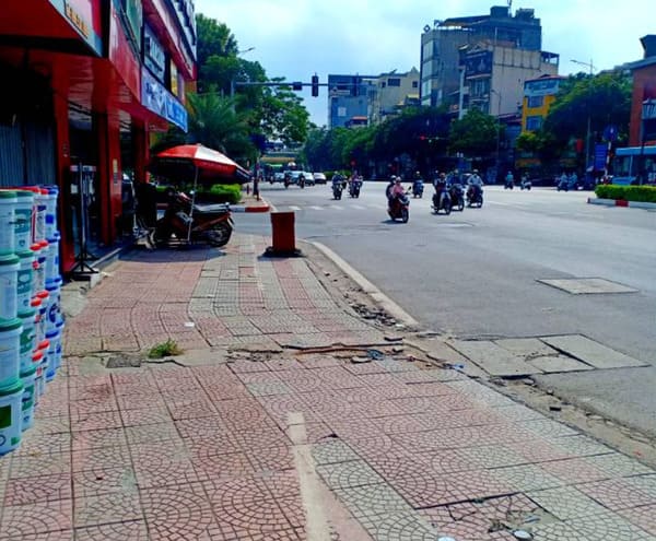 Căn nhà số 435 mặt phố Nguyễn Văn Cừ có vỉa hè rộng phía trước, đỗ xe thoải mái can-ban-can-nha-so-435-nguyen-van-cu-mat-tien-4-2m-2