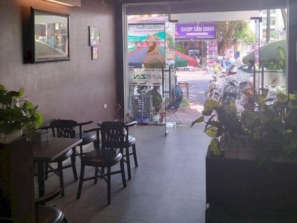 Không gian tầng 1 của căn nhà đang được tận dụng để kinh doanh tại phố Nguyễn Sơn can-nha-ban-khu-phan-lo-ngo-196-nguyen-son-1