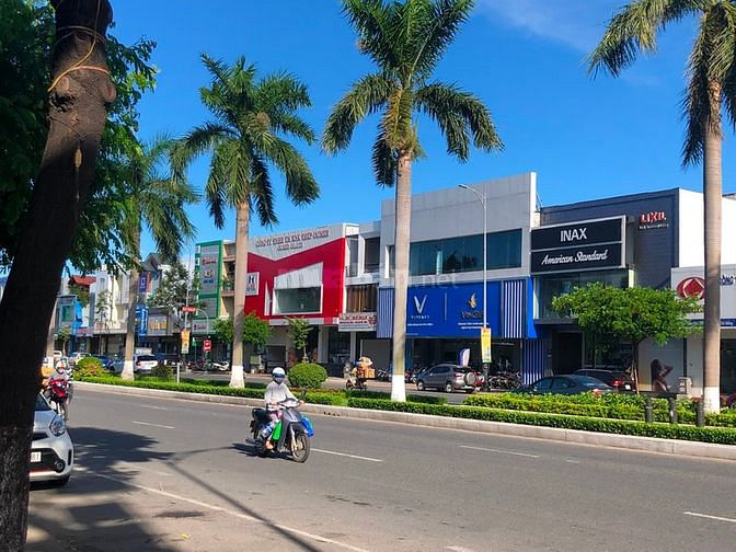 Cho thuê nhà Điện Biên Phủ ngang 10m x 35m x 3 tầng, trống suốt- thang