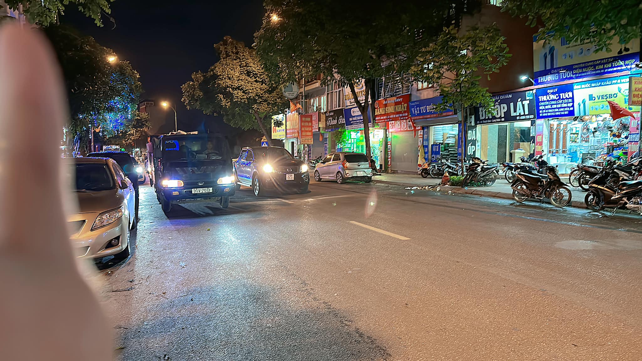 BÁN ĐẤT TẶNG NHÀ KINH DOANH NGAY_ PHỐ THẠCH BÀN _KINH DOANH_ VỈA HÈ RỘNG_ CHO THUÊ 20 TR/ THÁNG.. 68,5M2 ..MT 6M.