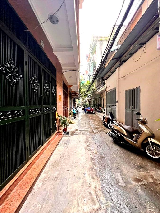 Hào Nam CÓ BÁN NHÀ 40m-5T-oto đỗ cửa, 5.5 tỷ. TTQ.Đống Đa.