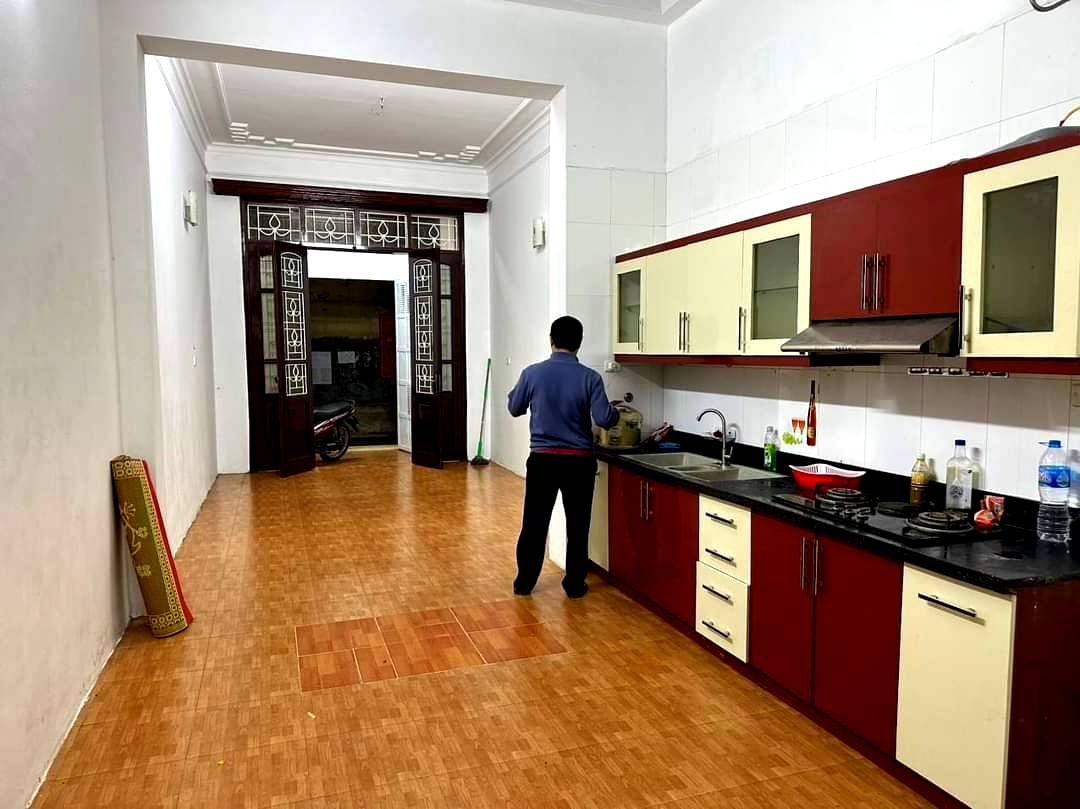 70m-4 tầng chỉ 8.6 tỷ. Cách mặt phố NGUYỄN VĂN TRỖI 1 thân nhà.