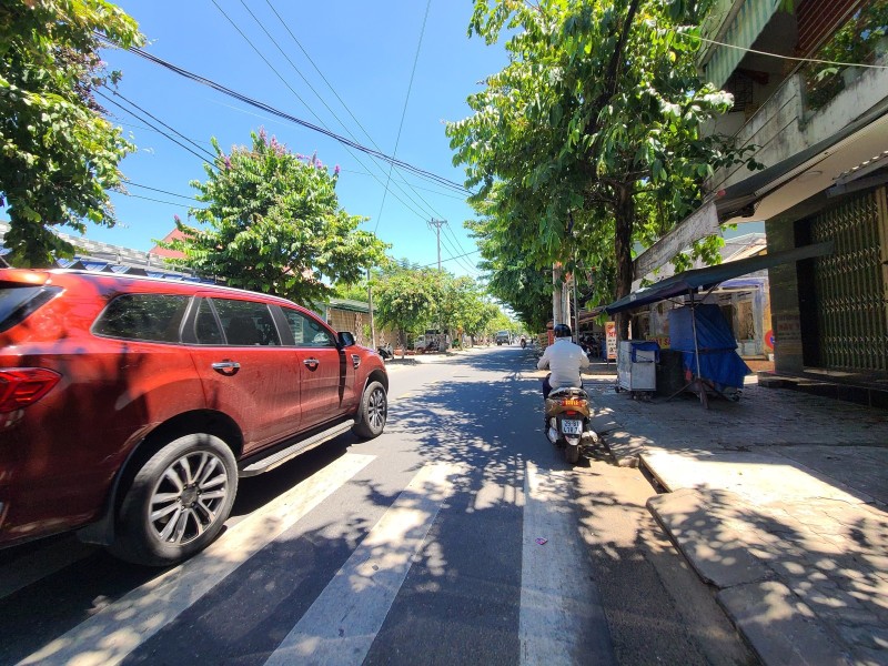 Nhà 2 tầng, Tôn Đản dt 130m2, mặt tiền kinh doanh buôn bán sầm uất, giá đầu tư.