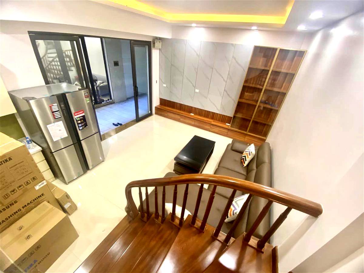 Pháo Đài Láng 33m2, 5 tầng, giá hơn 4 tỷ