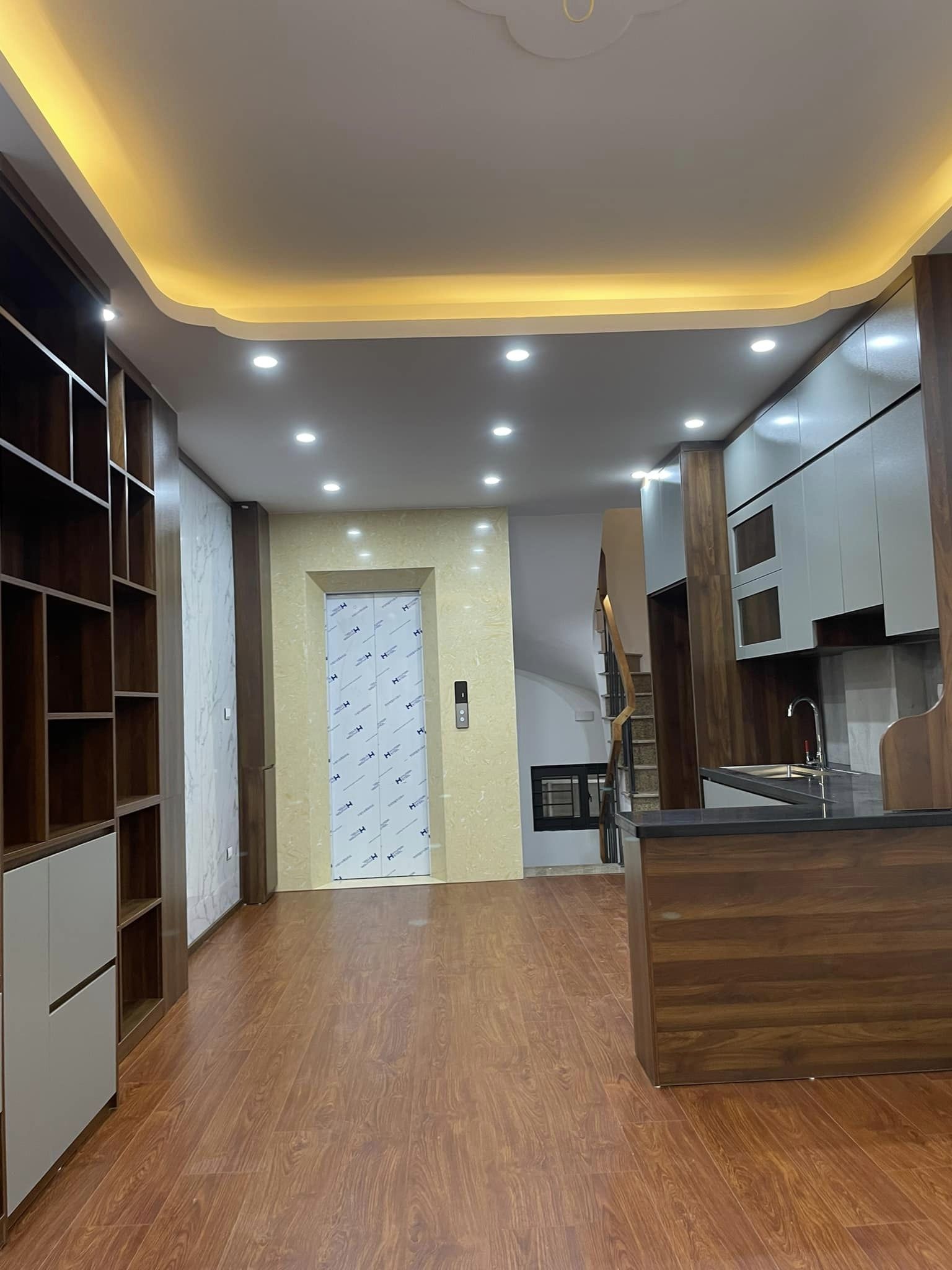 Siêu hiếm cc bán nhà Mỹ Đình gần 40m2 x 6T, thang máy, đầy đủ nội thất, giá hơn 4 tỷ