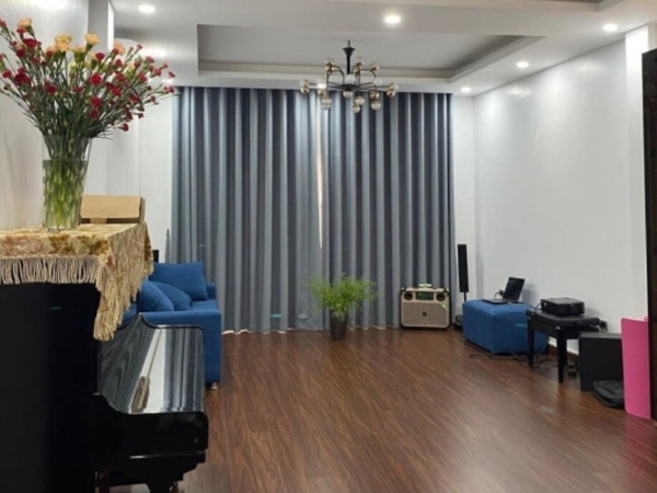 Phòng khách của ngôi nhà 6 tầng bán trong ngõ 27 Lâm Hạ ngoi-nha-6-tang-ban-trong-ngo-27-lam-ha-1