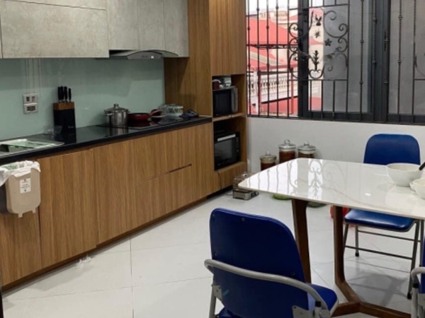 Phòng bếp trong ngôi nhà 6 tầng bán trong ngõ 27 Lâm Hạ ngoi-nha-6-tang-ban-trong-ngo-27-lam-ha-2