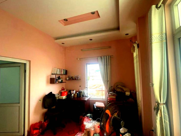 Khu vực phòng làm việc với cửa sổ thoáng mát ngoi-nha-so-9-mat-ngo-154-ngoc-lam-can-ban-3