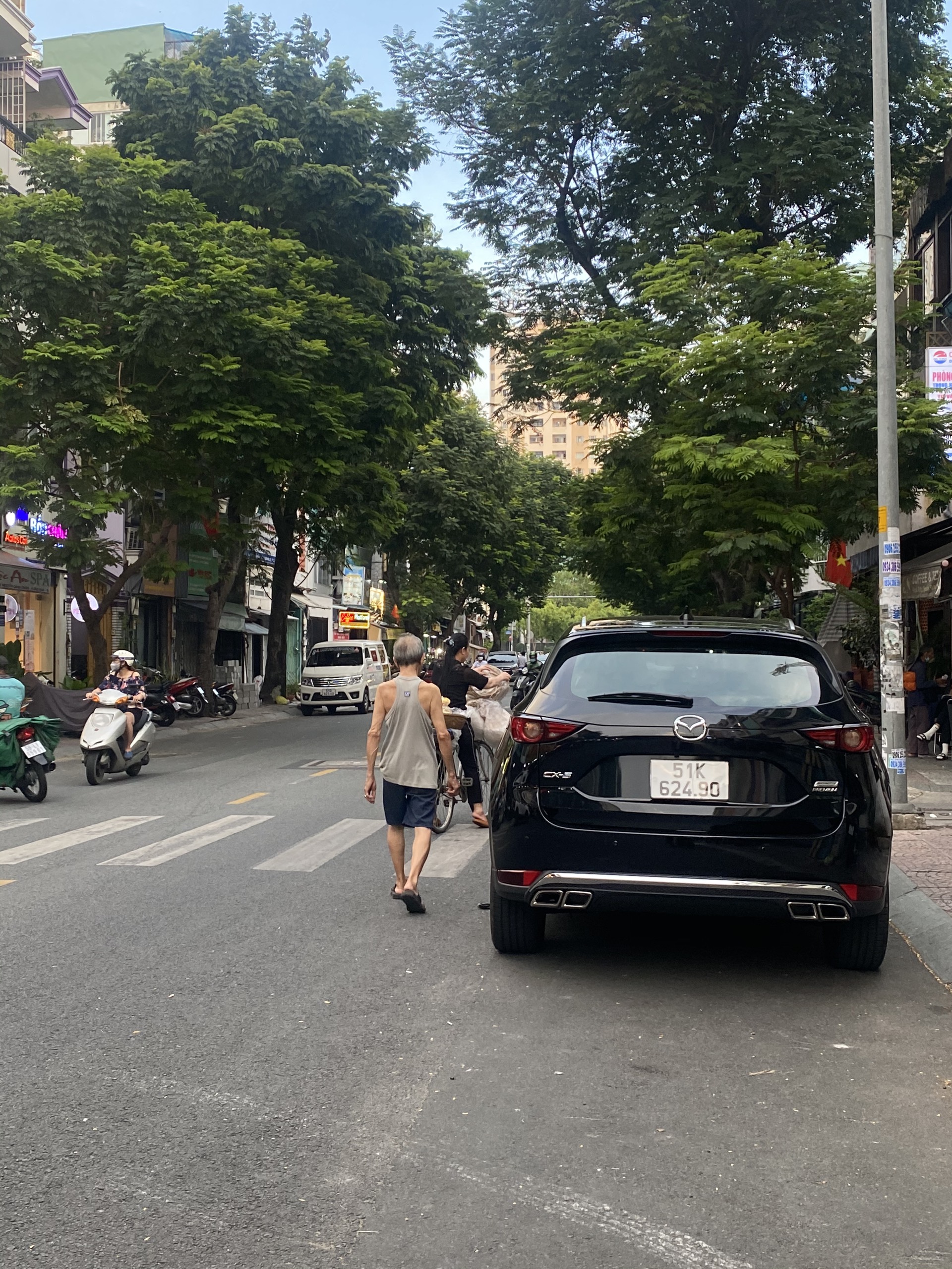 Bán nhà hẻm liền kề Trần Hưng Đạo, quận 1, sát Công an Tp, 4 tầng, giá nhẹ để đầu tư, 8 tỉ nhỉnh.