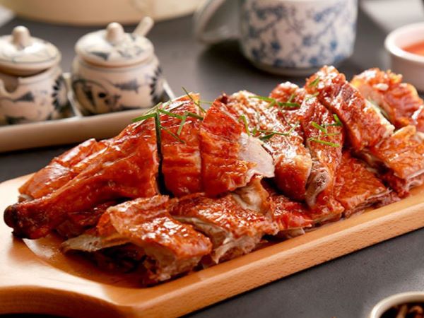 Theo quan niệm phong thủy, thịt vịt là món ăn kém may mắn, dễ bị các cô hồn dạ quỷ theo đuổi hoặc quấy nhiễu thang-co-hon-kieng-an-gi-3