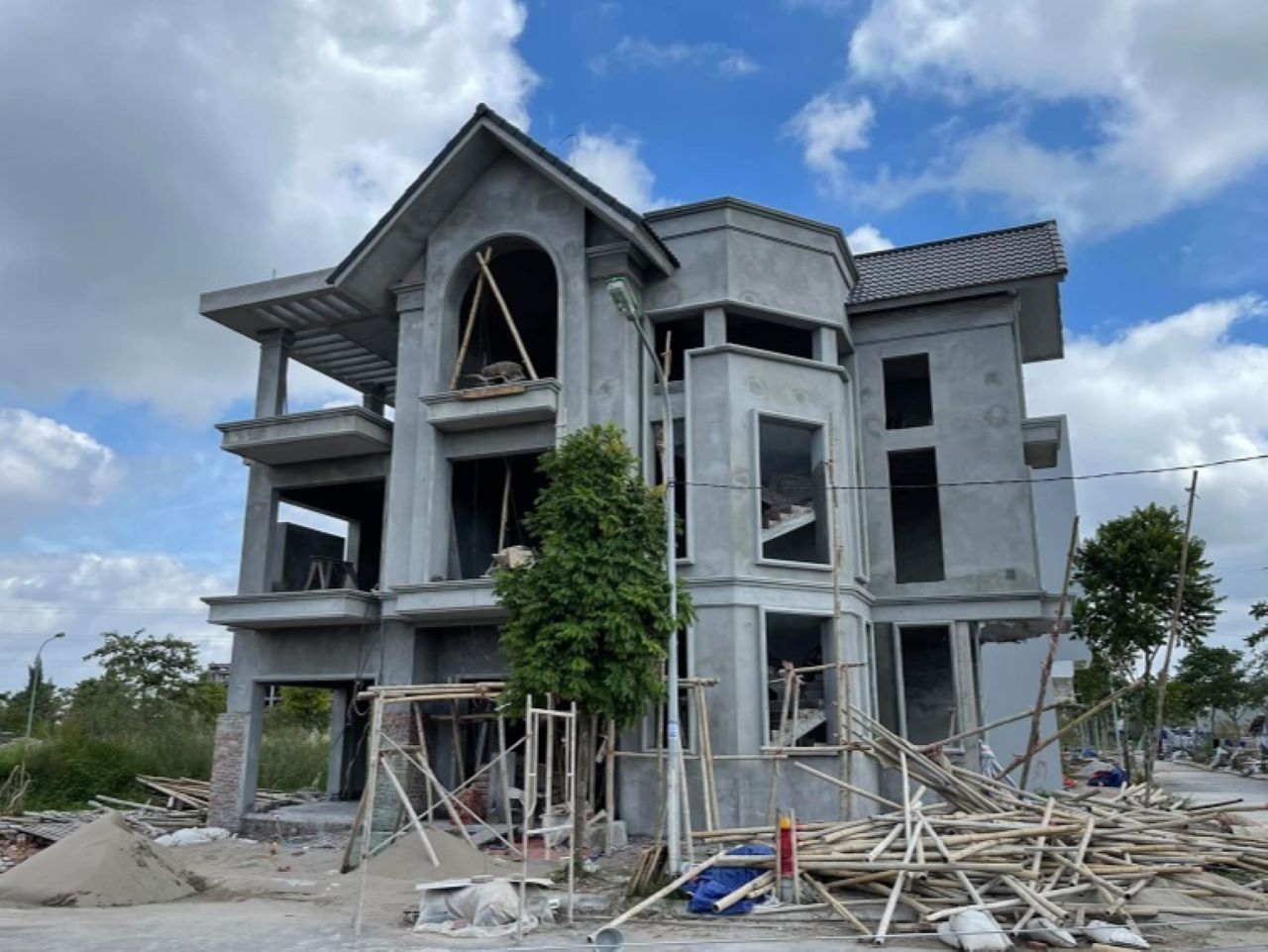 tuoi-1993-lam-nha-nam-2023