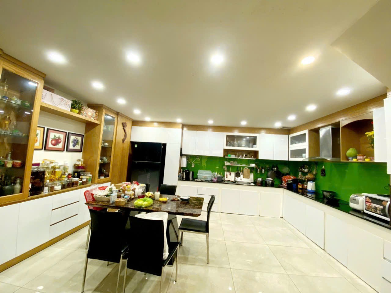 Bán nhà hẻm 8m ngay Huỳnh Văn Bánh DT 6.2 x 17m, giá chỉ 13.9 tỷ.