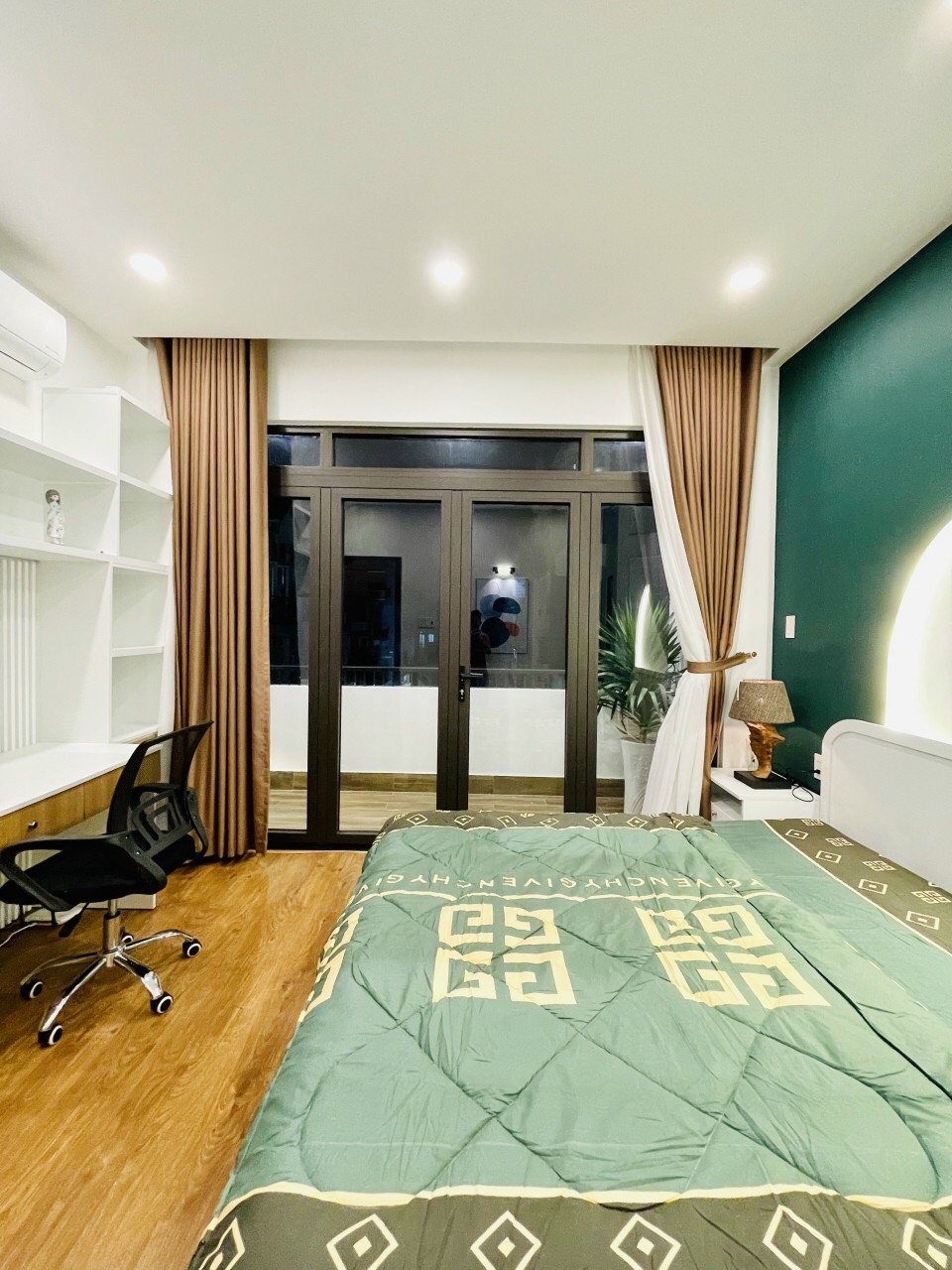 Nhà HẺM 4M gần MT Nguyễn Duy Dương, Q10, vừa ở vừa KD, 3 tầng, nở hậu, 10PN, 65m2, 7.9 tỷ.