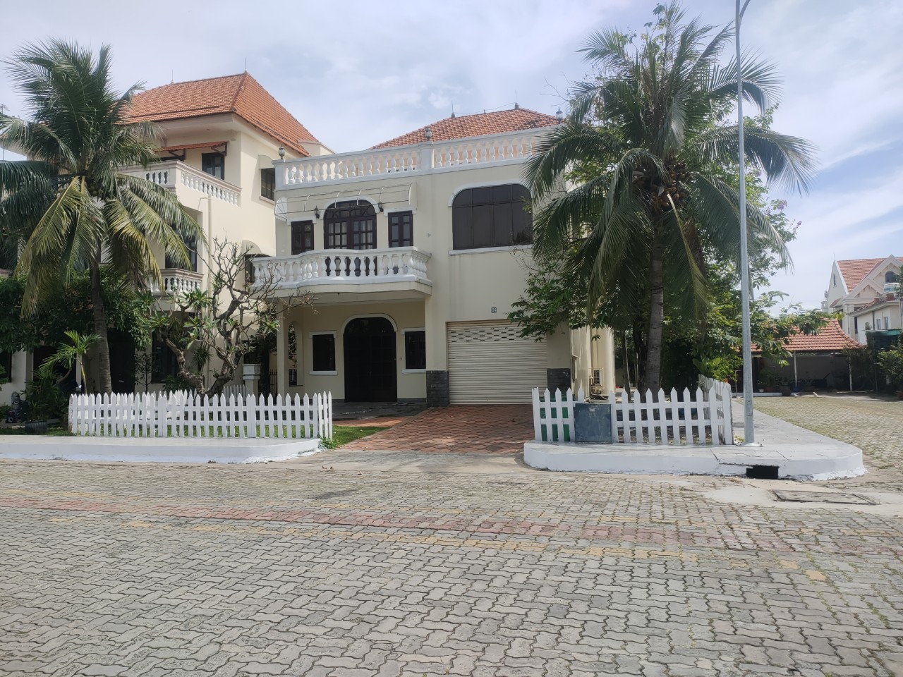 Biệt thự đẹp 400m2t, 6pn, an ninh 24h, yên tĩnh, hồ bơi, Tennis, du thuyền