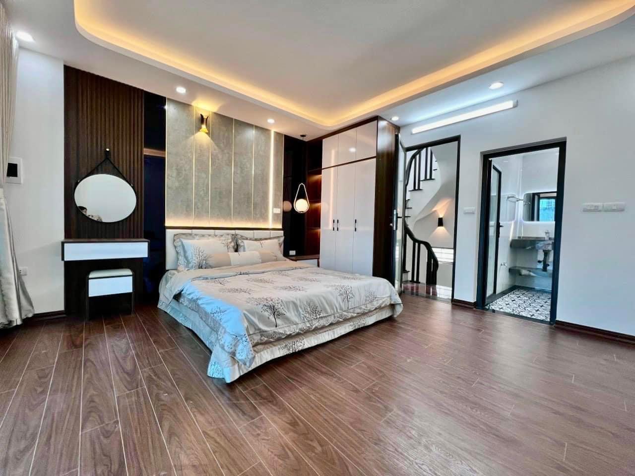 Nhà vị trí đẹp nhất Ngô Gia Tự,65M,MT 4.5M,ngõ thông,ô tô tránh,KD,phố sầm uất.Nhỉnh 6 tỷ.