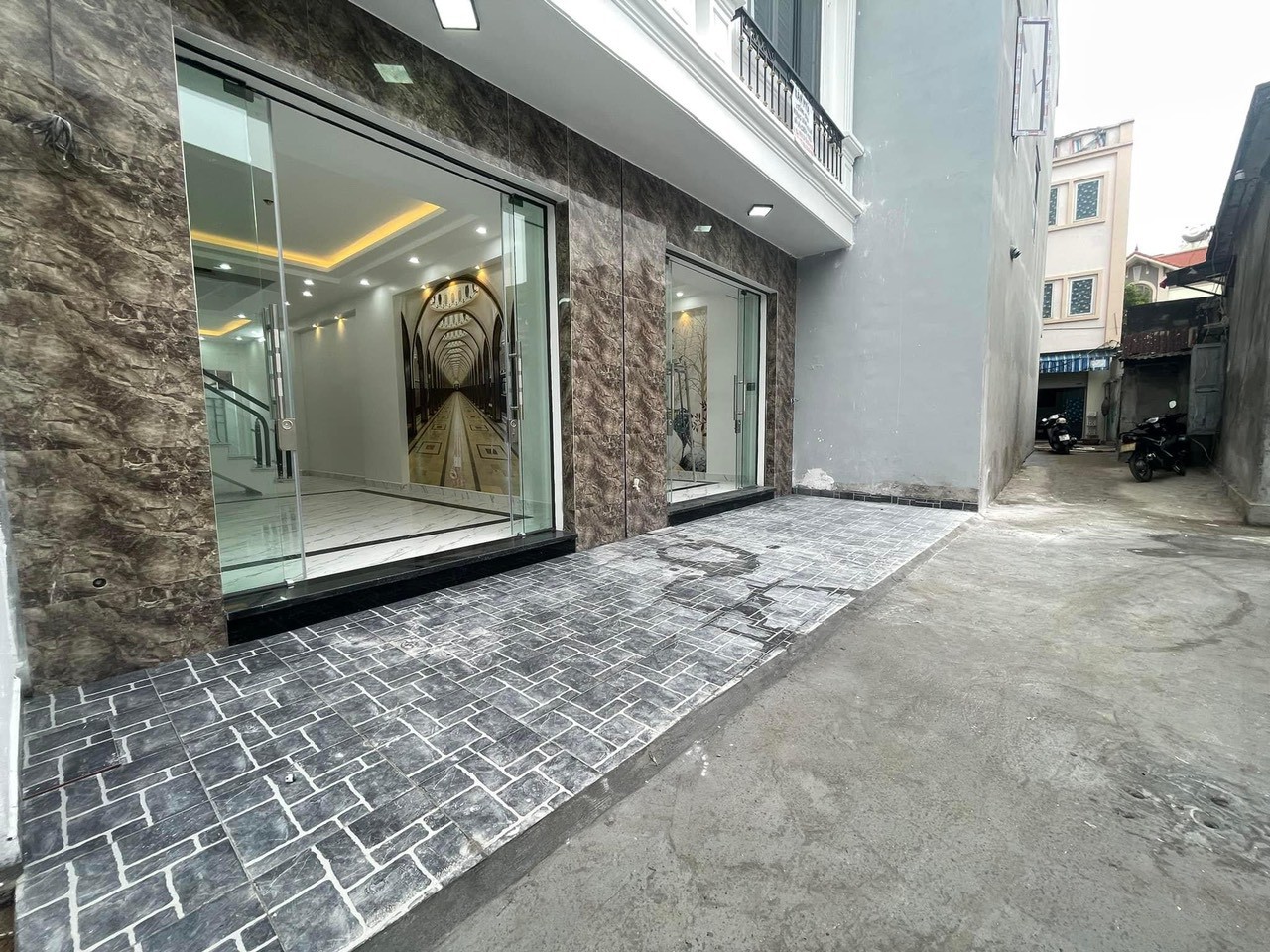 Bán nhà xây mới ngõ 639 Ngô Gia Tự, 51m 4 tầng GIÁ 2.55 tỉ gần Trung Hành.