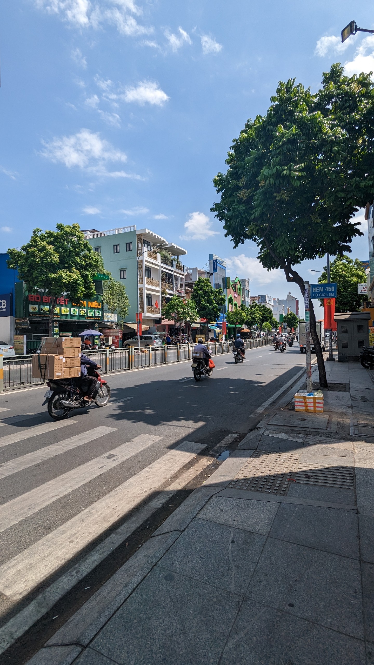 Bán nhà Tân Phú dòng tiền 200tr, 5x28, 8 tầng, gần Đầm Sen, giá 40 tỷ TL..