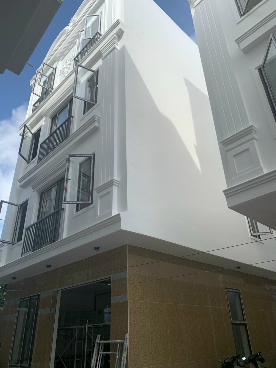 Bán nhà xây mới phố Hoàng Ngọc Phách - 50m 4 tầng ngõ ô.tô GIÁ 4.1 tỉ.