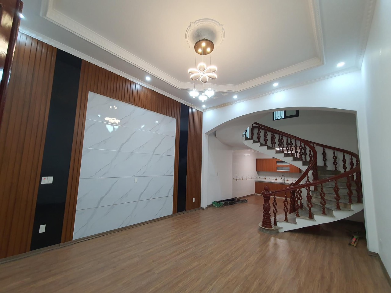 Bán nhà ngõ 302 Văn Cao - 52m2 - mt 4,5m - 4 tầng - hướng Đông - 2,7 tỷ.